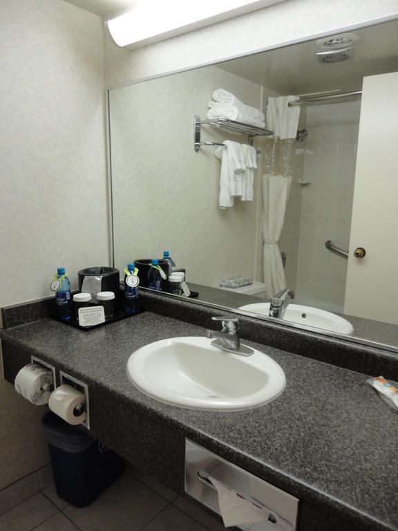 Quality Hotel Downtown-Inn At False Creek Vancouver Bagian luar foto